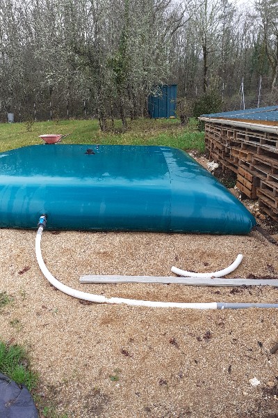 La citerne continue à se remplir.